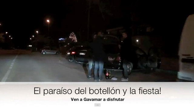 Imagen 3 extra�da de un video grabado por un grupo de vecinos de Gav� Mar sobre las molestias que algunos clientes de la discoteca EL ROW de Viladecans provocan en Gav� Mar (25 Diciembre 2011)